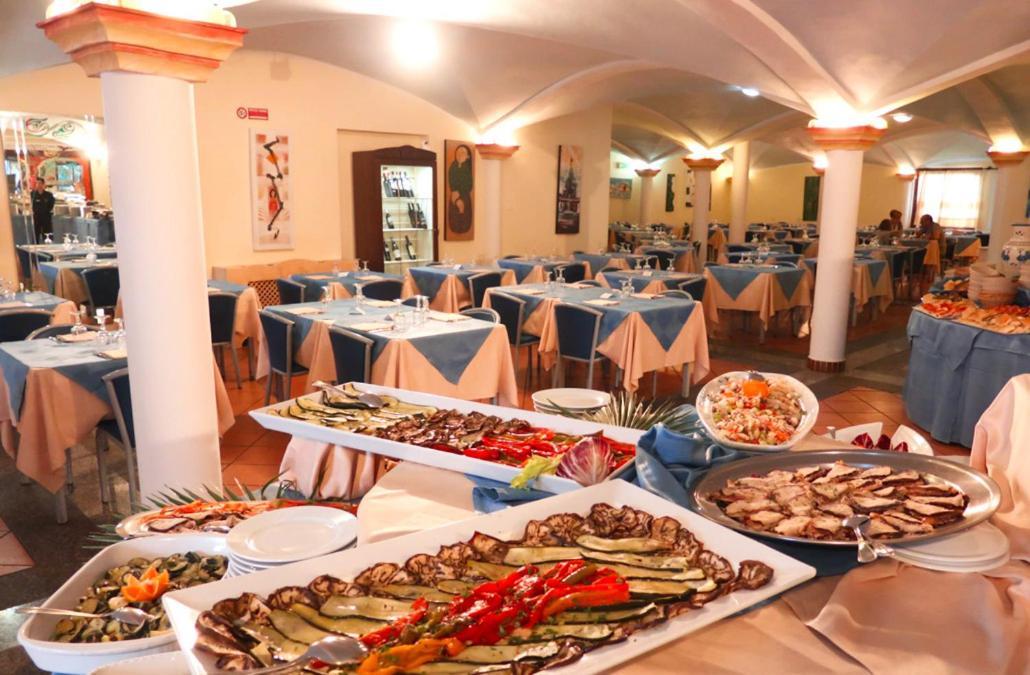Zeta Club San Teodoro Le Rose Hotel Eksteriør billede